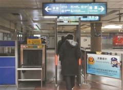 安檢門是否通過X射線工作？